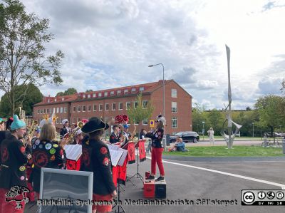 Inför invigningen av Forum Medicum i Lund. 
Studentorkestern Blåshjuden underhöll utanför entrén. Arne Jones skulptur Vertikal Komposition till höger. 1950-talets fysiska institution i bakgrunden. Foto Lars Malm 2023-08-30.
Nyckelord: Forum Medicum;Medicinska fakulteten;Lunds universitet;Invigning;Forskning;Utbildning;Skulptur