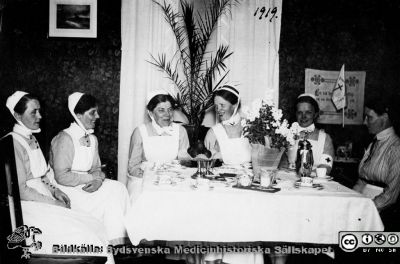Ett samkväm med sjuksköterskor. Påskrift på bilden: maj 1919.
Bild i sjuksköterskan Lillie Börjessons samling från Ängelholms sjukhus. Ett samkväm med sjuksköterskor. Påskrift på bilden: maj 1919.
Nyckelord: Lasarettsläkare;Engelholm;Ängelholm;Samkväm;Fester;Kaffekalas;Sjuksköterskor;Sjukhus