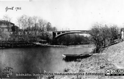 Ängelholms sjukhus. Rönne å vid sjukhuset i Ängelholm. Text på bilden: April 1923.
Efter diabild i sjuksköterskan Lillie Börjessons  samling från Ängelholms sjukhus. Rönne å vid sjukhuset i Ängelholm. Text på bilden: April 1923.
Nyckelord: Lasarett;Sjukhus;Broar