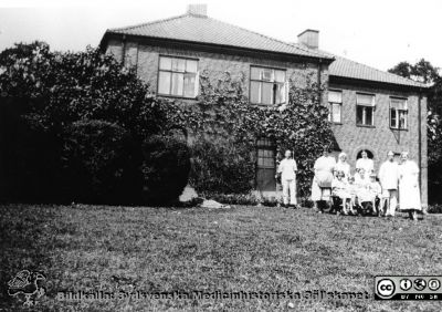 Ängelholms sjukhus.
Bild i sjuksköterskan Lillie Börjessons samling från Ängelholms sjukhus. Personal med barn utomhus i sjukhusparken.
Nyckelord: Engelholm;Ängelholm;Sjukhus;Sjukhusparken;Barn