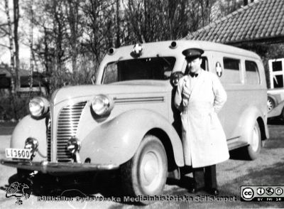 Ängelholms sjukhus. Ambulans med chaufför.
Bild i sjuksköterskan Lillie Börjessons samling från Ängelholms sjukhus. Ambulans med chaufför.
Nyckelord: Engelholm;Ängelholm;Ambulans;Ambulansförare