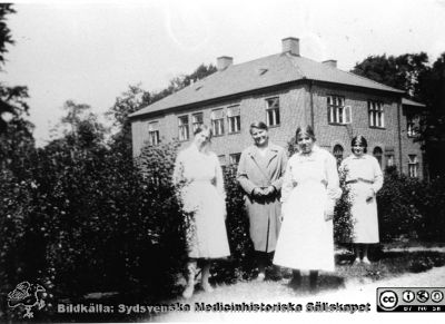 Ängelholms sjukhus. Kvinnor i sjukhusparken.
Bild i sjuksköterskan Lillie Börjessons samling från Ängelholms sjukhus. Kvinnor / sköterskor i sjukhusparken.
