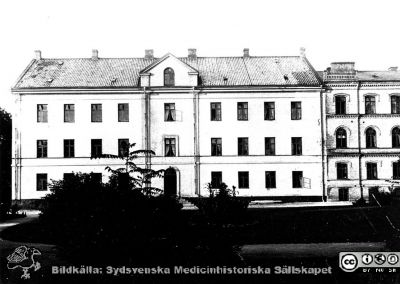 Lasarettsbyggnaden från 1848-1850
Lasarettsbyggnaden från 1848-1850, från 1868 medicinsk klinik, från 1918 och till 1960-talet lungklinik. Nedersta våningen var från 1918 och till dess jubileumskliniken uppfördes på norra området radiologisk sjukavdelning. Därefter olika institutioner inom humanistiska fakulten vid Lunds Universitet. Del av gamla ögonkliniken till höger i bild.  Foto B. A. Lindgren omkr. 1890. Kulturhistoriska museet, Lund. Publicerad på sid 135 i A. Flaum: "Lasarettet i Lund 1768 - 1968", Lund 1968.  Bildkälla Håkan Westling-arkivet på UB i Lund.
Nyckelord: Lasarett;Lund;1850;1868;Medicin;Kirurgi;Radiologi;Lunga;Lungklinik;Universitet;Lindgren;Kulturen;Flaum