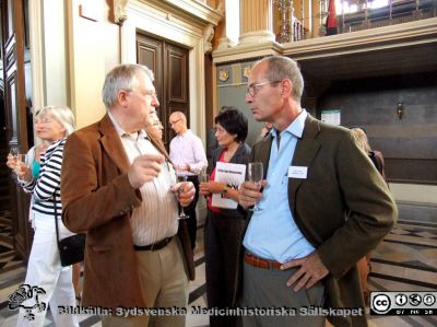 Dick Heinegård i universitetets atrium med professor Harry Dietz, Baltimore, USA 
Dick Heinegård samtalar i universitetets atrium med en av föreläsarna vid ett Cutting Edge Rheumatology symposium, professor Harry Dietz, Baltimore, USA .Foto Frank Wollheim.
Nyckelord: Medicinsk kemi;Reumatologi;Symposium;Universitetet i Lund