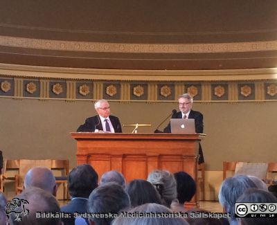 Teologen och f. Rector magnificus i Lund, nasologie doktoranden Göran Bexell disputerar 2017-12-02
Teologen och f. Rector Magnificus i Lund disputerar i aulan vid Lunds universitet. Avhandlingens titel var "Att lägga näsan i blöt – studier i nasologi och etik". Opponent var litteraturvetaren professor Johan Stenström, till höger på podium. Framgången var vokal och total, och doktoranden nasifierades omedelbart.
Nyckelord: Nasologisk;Fakultet;Lunds universitet;Disputation;Avhandling