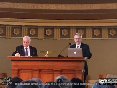 Teologen och f. Rector magnificus i Lund, nasologie doktoranden Göran Bexell disputerar 2017-12-02
Teologen och f. Rector Magnificus i Lund disputerar i aulan vid Lunds universitet. Avhandlingens titel var "Att lägga näsan i blöt – studier i nasologi och etik". Opponent var litteraturvetaren professor Johan Stenström, till höger på podium. Framgången var vokal och total, och doktoranden nasifierades omedelbart.
Nyckelord: Nasologisk;Fakultet;Lunds universitet;Disputation;Avhandling