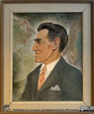 Porträtt av Johan / John Persson målat 1957 av A. Isakson
Porträtt av John Persson målat 1957 av A. Isakson, en ingift släkting till Johns hustru Augusta. Notera att bakgrunden är en världskarta som visar amerikenska kontinenten och skandinaviska halvön med röda prickar som markerar var John Perssonbodde i sitt liv, New York och Stora Hammar i Blekinge.
Nyckelord: Porträtt;John och Augusta Persson;Stiftelse;Donator;Cancer;Forskning
