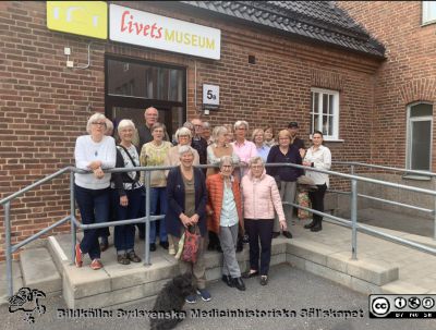 Guidemöte på Livets Museum 2024-04-29. Doto på entrétrappan. Från vänster Kerstin Olsson, Per Nettelbladt skymd, Helen Sivhed Engvald, SMHS' ordförande Stefan Leander, Bodil Eckert, Ulla Brattström,Gunila Erlandsson (skymd), Per Broms, Elisabeth W,erntoft, Eva Abrahamsson, Bibbi Thomé skymd, Harriet Svensson, Lillemor Broman, Christina Lindh, Gunilla Brunnström, museiföreståndare Mattias (Nordahn) Latsson och receptionist Handan .Arslan Framför trappräcket hunden Ludde, Anitha "Nitten" Bruun, Lillian Andersson  och Eva Ljunggren.
Nyckelord: Trappa;Guider;SMHS;Sydsvenska Medicinhistoriska Sällskapet