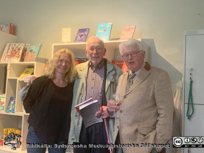 Ulla Leissner bok "Gennom glastaket" presenteras 250513
Bokpresentation 250513 på Livets Museum. Från vänster Malin Leissner Vive, Günther Liebisch och Jan Gustafsson från Varberg (tidigare Kuggeboda).
Nyckelord: Bokpresentation;Boksläpp;Livet Museum;SMHS;Sydsvenska Medicinhistoriska Sällskapet