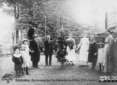 Midsommarfirande med familjen Johannes Hultén
Midsommarfirande c.a 1912. Troligen i parken på södra lasarettsområdet i Lund. Från vänster okänd poje, Margit och Elsa Hultén, övriga okända; rimligen personal på sjukhuset.
Ur ett fotoalbum gjort av Johannes Hultén (1873-1951), verkmästare (elektricitet och röntgen) på Lasarettet i Lund. Bildkälla dotterdottern Viveka Rasmusson 2018.
