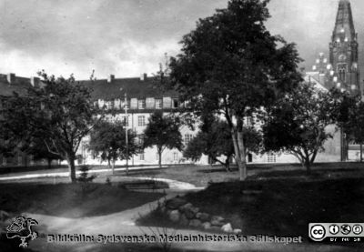 Kvinnoklinikens nordvästra flygel med Allhelgonakyrkan bakom
Kvinnoklinikens nordvästra flygel med Allhelgonakyrkan bakom. Foto i förmiddagsljus c:a 1930.
Ur ett fotoalbum gjort av Johannes Hultén (1873-1951), verkmästare (elektricitet och röntgen) på Lasarettet i Lund. Bildkälla dotterdottern Viveka Rasmusson 2018.
Nyckelord: Lund;Lasarettet;Kvinnoklinik;Gynekologisk;BB;KK