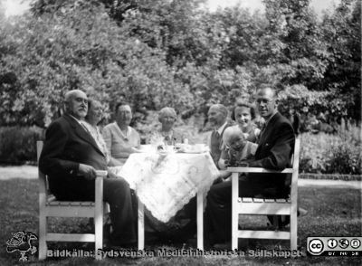 Johannes Hultén på trädgårdskalas med vänner
Fotografen och hans släktingar på trädgårdskalas. Från vänster Janne Herner, Emma Herner, Ingrid Whitefield Mattsson, Cecilia Hultén, Johannes Hultén, Margit Hultén Mattsson, pojken Jan Mattsson och Axel Mattsson Påskrift på baksidan av fotot 1.7.1937.
Ur ett fotoalbum gjort av Johannes Hultén (1873-1951), verkmästare (elektricitet och röntgen) på Lasarettet i Lund. Bildkälla dotterdottern Viveka Rasmusson 2018.
Nyckelord: Kalas;Park;Släktingar;Verkmästare;Lasarettet;Lund;Universitetssjukhus