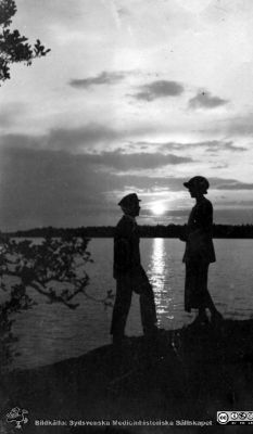 Romatiskt okänt par vid strand
Ur ett fotoalbum gjort av Johannes Hultén (1873-1951), verkmästare (elektricitet och röntgen) på Lasarettet i Lund. Bildkälla dotterdottern Viveka Rasmusson 2018.
Nyckelord: Strand;Romantiskt;Par;Verkmästare;Lund