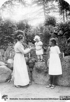 Familjen Hultén i Lunds botaniska trädgård
Fotografens unga hustru Cecilia Hultén med döttrarna Ingegerd och Elsa. Botaniskan. Foto c:a 1915.
Ur ett fotoalbum gjort av Johannes Hultén (1873-1951), verkmästare (elektricitet och röntgen) på Lasarettet i Lund. Bildkälla dotterdottern Viveka Rasmusson 2018.
Nyckelord: Fotograf;Familj;Botaniska;Lund;Verkmästare;Röntgen