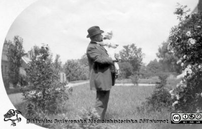 Verkmästare Johannes Hultén med dottern Ingegerd. Foto 1916. 
Ur ett fotoalbum gjort av Johannes Hultén (1873-1951), verkmästare (elektricitet och röntgen) på Lasarettet i Lund. Bildkälla dotterdottern Viveka Rasmusson 2018.
Nyckelord: lLasarettet;Lund;Verkmästare;Barn;Universitetssjukhuset;Röntgen;Fotograf