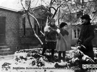 Tre av fotografens barn, systrarna Hultén
Tre av fotografens barn, systrarna Hultén, leker i snöklädd park utanför låga hus. Förefaller inte vara på lasarettsområdet i Lund. Fr. vä. Margit, Ingegerd och Elsa. Foto c:a 1915 - 1920.
Ur ett fotoalbum gjort av Johannes Hultén (1873-1951), verkmästare (elektricitet och röntgen) på Lasarettet i Lund. Bildkälla dotterdottern Viveka Rasmusson 2018.
Nyckelord: Fotograf;Barn;Verkmästare;lLasarettet;Lund;Röntgen