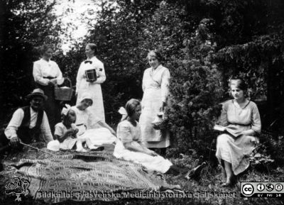 Utflykt med kalas i det gröna
Personerna är ej identifierade.
Ur ett fotoalbum gjort av Johannes Hultén (1873-1951), verkmästare (elektricitet och röntgen) på Lasarettet i Lund. Bildkälla dotterdottern Viveka Rasmusson 2018.
Nyckelord: Fotograf;Fest;Utflykt;Verkmästare;Universitetssjukhuset;lLasarettet;Lund