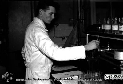 Kurslaboration på institutionen för medicinsk kemi i Lund 1957
Hans Frykman vid laboratoriebänken. Foto och bildkälla Sven Åke Hedström.
Nyckelord: Medicinsk kemi;Lund;Kurslaboration;Fakultet