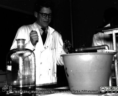 Kurslaboration på institutionen för medicinsk kemi i Lund ht 1957
Göran Johansson Wemmenborn vid vasken. Foto och bildkälla Sven Åke Hedström.
Nyckelord: Institution;Medicinsk kemi;Laboration;Lund;Medicinsk;Fakultet;Universitet