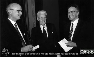 Från vänster Göran Stenflo, Carl-Bertil Laurell och Björn Dahlbäck
Från vänster Göran Stenflo (Fernströmpristagare 1996), Carl-Bertil Laurell (Fernströmpristagare1980) och Björn Dahlbäck på ett Fernströmevenemang. Stenflo bär på en rulle papper med Fernströmstiftelsens logotyp och Björn Dahlbäck har en meny i handen. Foto alltså troligen från en middag i samband med ett Fernströms-evenmang.
