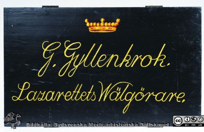 Hyllningstavla
För att uppmärksamma baron Gösta Gyllenkroks insatser för Lasarettet i Lund på 1800-talet satte direktionen upp denna tavla i sjukhusets vestibul i mitten på detta sekel. Denne levde 1783 - 1865 och var direktionens ordförande 1827 - 1840.
Nyckelord: Hyllning;Hedersbevis,Lasarettet i Lund