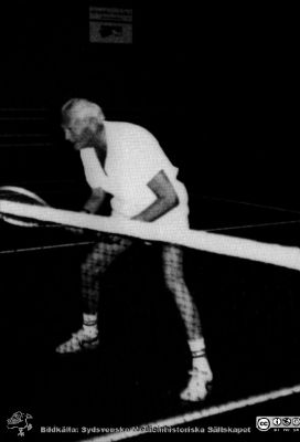 Professorn i ortopedi i Lund, Gunnar Wiberg, på tennisbanan, rimligen på 1960-talet.
Ur ortopedprofessorn Gunnar Wibergs bildsamling. Foto rimligen på 1960-talet. Efter rastrerad tryckt förlaga. Gunnar Wiberg på tennisbanan.
Nyckelord: Lund;Universitetssjukhus;USiL;Kliniker;Ortopedi;Mottagningar;Läkare;Lawn Tennis;Professorer