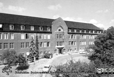 Medicinska kliniken i Lund, färdigbyggd 1918
Medicinska kliniken i Lund, färdigbyggd 1918. Reproduktion från rastrerad förlaga, troligen ett vykort. Foto före den 3 september 1967 då högertrafik infördes. Bilarnas form talar för tidigt 1960-tal. I övrigt okänd proveniens.
Nyckelord: Medicinska kliniken i Lund. Fasad mot söder med huvudingången.