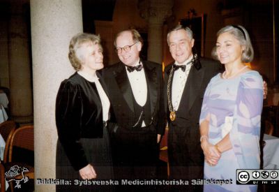 Maimo Jonsson, Nils Dahlgren, Nils Jonsson och Magnhild Sandberg Wollheim 
Möte med Kungl. Fysiografiska Sällskapet i Lund i slutet på 1990-talet. Foto Frank Wollheim.
Nyckelord: Unversitet;Lund;Pelarsal;Fysiografiska;Sällskap