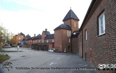 Universitetssjukhuset i Lund. Den ovanjordiska förbindelsegången mellan södra och norra lasarettsområdet, byggd 1918 (byggnad 24). 
Den ovanjordiska förbindelsegången mellan södra och norra lasarettsområdet, byggd 1918 (byggnad 24). Foto mot sydost. Gamla Biskopshuset symtar bakom träden i bildens vänstra del. Foto B. Ehinger.
Nyckelord: Lasarett;Lund;Livets Museum;Universitetssjukhus;USiL