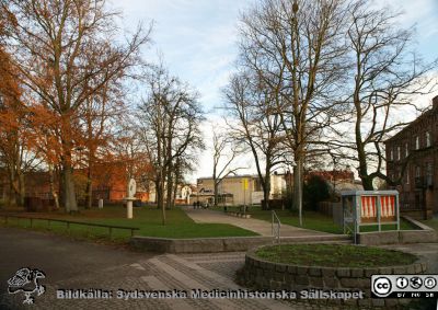 Parken mellan Gamla Biskopshuset och UB
Parken mellan Gamla Biskopshuset och UB med Skissernas Museum i fonden. Foto en eftermiddag i november 2013.
Nyckelord: Biskopshuset;Universitetsbiblioteket;Skissernas Museum