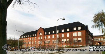 Universitetssjukhuset i Lund. 1918 års medicinklinik, nu hudhuset.
1918 års medicinklinik i Lund en eftermiddag i slutet av november 2013 med solen lågt på himlen. Byggnaden kallas nu Hudhuset. Fasader mot söder och öster Till höger valvet över till reumatologiska kliniken.
Nyckelord: Medicinska;Kliniken;Reumatologiska;Hudhuset;Dermatologisk