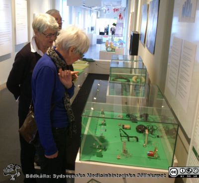 Besökare på Livets museum i Lund 2013
Birgitta och Anders Ek med gästande vänner från Östergötland. Här vid hörapparatmontern.
Nyckelord: Hörsel;Hörapparater;Utställning;Livets Museum