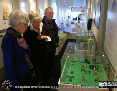 Besökare på Livets museum i Lund 2013
Birgitta och Anders Ek med gästande vänner från Östergötland. Här vid hörapparatdelen.
