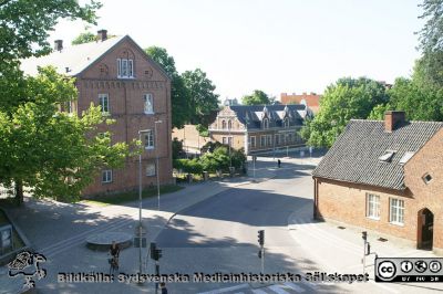 Gamla biskiopshuset, Thumanders studenthem och infarten till kv Paradis ("Södra lasarettsområdet"). 
Gamla biskiopshuset, Thumanders studenthem och infarten till kv Paradis ("Södra lasarettsområdet"). Foto från Valvtornet på Livets Museum.
Nyckelord: Livets Museum;Biskopshuset;Lund;Thomanders;Studenthem;Lasarettet;Lund