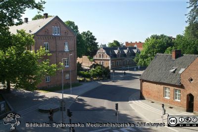 Vägskälet mellan Biskopsgatan, Sandgatan och Allhelgona Kyrkogata i Lund 
Vägskälet mellan Biskopsgatan, Sandgatan och Allhelgona Kyrkogata i Lund den 8 juni 2018. Foto från det nordöstra valvtornet. Biskopshuset till vänster och Thomanders studenthem i mitten. Till höger norra entrén till f.d. södra lasarettsområdet (kvarteret Paradis).
Nyckelord: Universitet;Lund;Biskopshus;Lasarett;USiL;Thomanders;Studenthem