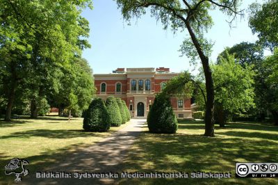 F.d. histologiska (ursprungligen fysiologiska) institutionen i Lund en försommardag 2018.
Fasad mot söder. Foto från grinden vid Biskopsgatan.
Nyckelord: Histologisk;Fysiologisk;Institution;Fasad;Lunds;Universitet;Medicinsk;Fakultet