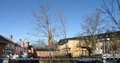 Den ovanjordiska kulverten längs Allhelgona Kyrkogata och den första kvinnokliniken i Lund
Till vänster den ovanjordiska kulverten från 1918 som sedan 2012 inhyser Livets Museum. I bakgrunden sticker Allhelgonakyrkans torn upp. Till höger den ursprungliga kvinnokliniken från 1918, nu Rehabhuset. I mitten en anskrämlig barack med telefonväxel och kontor från skiftande entreprenörer för underhållsarbeten på sjukhuset.
Nyckelord: Livets Museum;Ovanjordisk kulvert;Allhelgonakyrkan;Rehabhuset;Kvinnoklinik