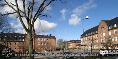 Ursprungliga kvinnokliniken (från 1918), SSSH (Södra Sveriges Sjuksköterskehem från 1923-24) och medicinska kliniken (från 1918).
Ursprungliga kvinnokliniken (från 1918), SSSH (Södra Sveriges Sjuksköterskehem från 1923-24) och medicinska kliniken (från 1918). Nu Rehabhus, administrationsbyggnad och hudhus. Allhelgonakyrkans torm skymt bakom trädstammen. Foto 22 mars 2020.
Nyckelord: Kvinnoklinik;Gynekologisk klinik;Barnbördshhus;SSSH;Södra Sveriges Sjuksköterskehem;Intern Medicinsk;Klinik;Hudhus;Dermatologisk