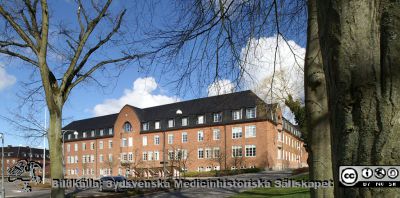 Hudhuset på Universitetssjukhuset SUS i Lund (ursprunglingen internmedicinsk klinik, klar 1918). Foto 2020-03-22.
Hudhuset på Universitetssjukhuset SUS i Lund (ursprunglingen internmedicinsk klinik, klar 1918). Fasad mot söder.Längst till vänster SSSH (Södra Sveriges Sjuksköterskehem) byggt 1923-24..
Nyckelord: Hudhuset;SSSH;Södra Sveriges Sjuksköterskehem;Intern Mediicin;Klinik