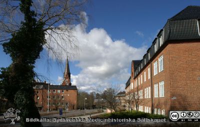 Gamla kvinnokliniken och förlossningsavdelningen till vänster, nu Rehabhusets nordvästra flygel. Foto 22 mars 2020.
Gamla kvinnokliniken och förlossningsavdelningen till vänster, nu Rehabhuset. Allhelgonakyrkans torn i mitten. Gamla internmedicinska kliniken till höger, nu Hudhuset.
Nyckelord: Kvinnoklinik;Gynekologisk klinik;Barnbördsavdelning;Allhelgonakyrkan;Intern Mediicin;Hudhuset;Rehabhuset