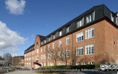 Gamla internmedicinska kliniken till höger, från 1918, nu Hudhuset. Foto 2020-03-22.
Gamla internmedicinska kliniken till höger, från 1918, nu Hudhuset. Därbortom SSSH, Södra Sveriges Sjuksköterskehem från 1923-24, administrationsbyggnad.
Nyckelord: SSSH;Intern Medicin;Hudhuset;Södra Sveriges Sjuksköterskehem