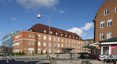 Öronkliniken på SUS i Lund från 1930-talet och ombyggd flera gånger. Foto 22 mars 2020.
Öronkliniken på SUS i Lund från 1930-talet och ombyggd flera gånger. Bakeom den det nya strålbehandlingshuset från 2013. Till höger dagnes kvinnoklinik, byggd c:a 1030 som ortopedisk klinik och ombyggd många gånger. Lasarettskiosken (tidigare "Rosa kiosken") har bytt färg till ljust violett.
Nyckelord: Öronkliniken på SUS i Lund;Strålbehandlingshuset;Kvinnoklinik;KK;Barnbördsklinik