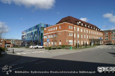 Öronkliniken på SUS i Lund från 1930-talet och ombyggd flera gånger. Foto 22 mars 2020.
Öronkliniken på SUS i Lund från 1930-talet och ombyggd flera gånger. Till vänster om den det nya strålbehandlingshuset från 2013. Till höger onkologiska klinikens äldsta del, invigd 1941 som Jubileumskliniken. .
Nyckelord: Öronkliniken på SUS i Lund;Onkologisk klinik;Jubileumsklinik.