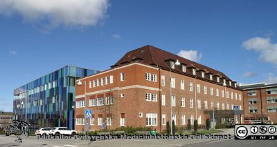 Öronkliniken på SUS i Lund från 1930-talet och ombyggd flera gånger. Foto 2020-03-22.
Öronkliniken på SUS i Lund från 1930-talet och ombyggd flera gånger. Till vänster om den det nya strålbehandlingshuset från 2013. Till höger onkologiska klinikens äldsta del, invigd 1941 som Jubileumskliniken. Även den har byggts om och utökats många gånger, senast med det färgglada strålbehandlingshuset.
Nyckelord: Öronkliniken på SUS i Lund;Onkologisk klinik;Jubileumsklinik;Strålbehandlingshuset