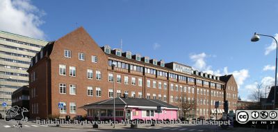 Kvinnokliniken i Lund i gamla ortopediska klinikens byggnad från 1930-talet. Foto 2020-03-22.
Kvinnokliniken i Lund i gamla ortopediska klinikens byggnad från 1930-talet. Hitom kliniken kiosken "Rosa Kiosken" som nu har ljust lila färg. Bortom kvinnokliniken ses det stora centralblocket.
Nyckelord: Kvinnoklinik;Gynekologisk klinik;Barnbördsavdelning;Rosa Kiosken;Lasarettskiosk;Centralblocket