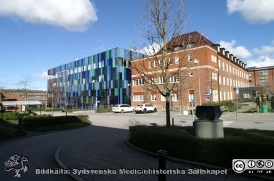 Öronkliniken på SUS i Lund från 1930-talet och ombyggd flera gånger. Foto 22 mars 2020.
Öronkliniken på SUS i Lund från 1930-talet och ombyggd flera gånger. Bakom den skymtar 1940-talets Jubileumsklinik. Till vänster onkologiska klinikens strålningshus, färdigt 2013..
Nyckelord: ÖNH;Öronkliniken på SUS i Lund;Jubileumsklinik;Onkologisk klinik;Strålbehandlingshuset