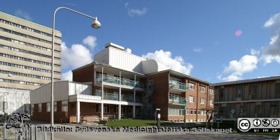 Entrépartiet på ögonkliniken i Lund 2020-03-22.
Entrépartiet på ögonkliniken i Lund. Till höger Ronald McDonald Hus med övernattningsvåningar för familjer med barn som sköts på barnkliniken. I bakgrunden centralblocket, vars MR-avdelning är under tillbyggnad under ett stort tält.
Nyckelord: Ögonkliniken;Univsersitetssjukhuset SUS i LUnd;Centralblocket;MR-avdelningen