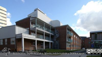 Entrépartiet på ögonkliniken i Lund 2020-03-22.
Entrépartiet på ögonkliniken i Lund. Till höger Ronald McDonald Hus med övernattningsvåningar för familjer med barn som sköts på barnkliniken. Till vänster centralblocket. Den ursprungliga prisbelönta arkitekturen har plottrats bort av sentida byggnadsingenjörers plåthuvar för ventilation och annat.
Nyckelord: gonklinik;Univsersitetssjukhuset SUS i LUnd;Centralblocket;Ronald McDonald Hus