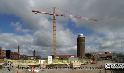 Forum Medicum har just börjat byggas i Lund, våren 2021
Forum Medicum har just börjat byggas på tomten mellan gamla vattentornet i Lund och Biomedicinskt Centrum (BMC). Till vänster Biomedicinskt Centrum (BMC) från slutet av 1900-talet. Sjukhusets panncentrals skorsten och kyltorn i bakgrunden. Gamla vattentornet och astronomiska institutionen till höger. Foto från Sölvegatan. Foto 2021-04-10.
Nyckelord: Lunds universitet;Lasarettet i Lund;Panncentral;Astronomisk institution;Vattentorn;Bygge