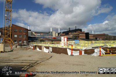 Forum Medicum har just börjat byggas, våren 2021
Forum Medicum har just börjat byggas på tomten mellan gamla vattentornet i Lund och Biomedicinskt Centrum (BMC). Den förra fysiologiska institution från 1950-talet ses till vänster i fonden, del i Biomedicinskt Centrum som bildar den övriga fonden med patologiska institutionen längst till höger. Foto 2021-04-10.
Nyckelord: Biomedicinskt Centrum;Fysiologisk institution;Medicinska fakulteten;Bygge;Patologisk institution